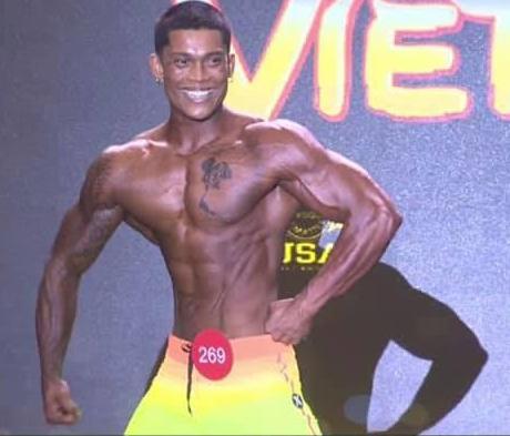 Kanoon smiling on stage at Muscle Contest Vietnam